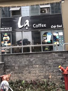 biển quảng cáo tiệm cafe chữ nổi Mica trên nền nan tôn