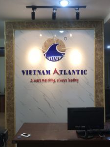 làm logo backdrop văn phòng kiểu dáng hiện đại, sang trọng bởi những vật liệu mới làm tăng vẻ đẹp cho văn phòng ủa bạn