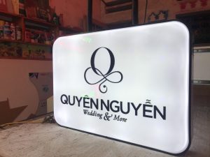 biển vẫy hộp đèn mica hút nổi