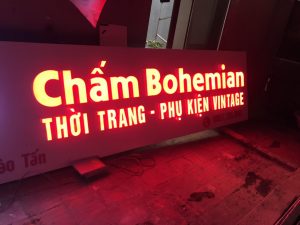 biển Alu chữ nổi mica gắn led hắt sáng