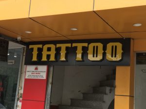 chữ nổi Mica với phông chữ đẹp mắt cho cửa tiệm Tattoo
