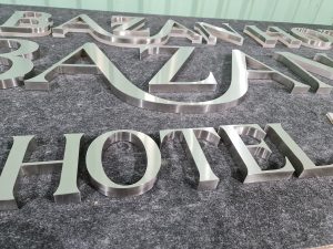 chữ nổi inox trắng xước tại các khách sạn, nhà nghỉ