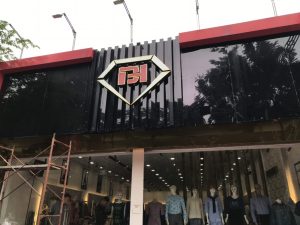biển quảng cáo chữ nổi Alu tại cửa hàng thời trang