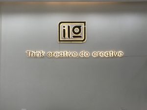 logo backdrop văn phòng chữ nổi Inox gắn LED hắt sáng chân