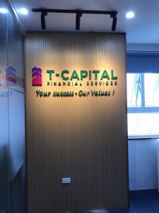 Logo backdrop văn phòng chữ nổi trên nền tấm gỗ nhựa sang trọng