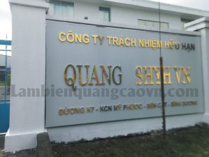 làm biển cổng nhà máy nền alu chữ alu