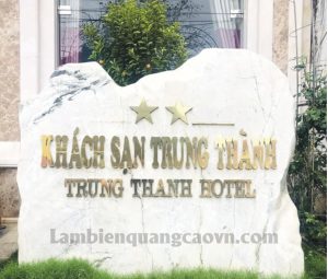 làm biển cổng công ty bằng đá tự nhiên 
