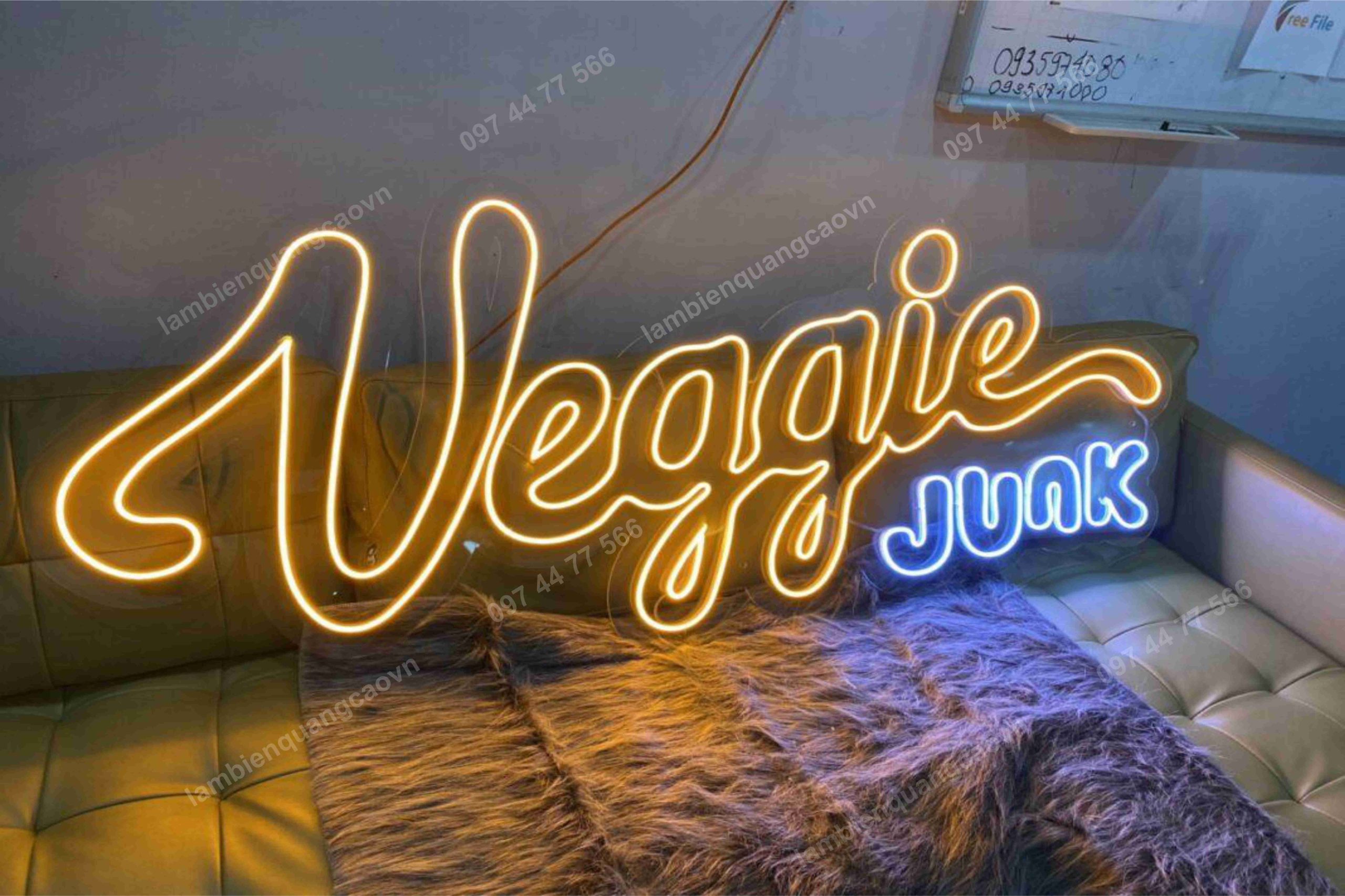lam bien quang cao bang led neon sign gia re 2026