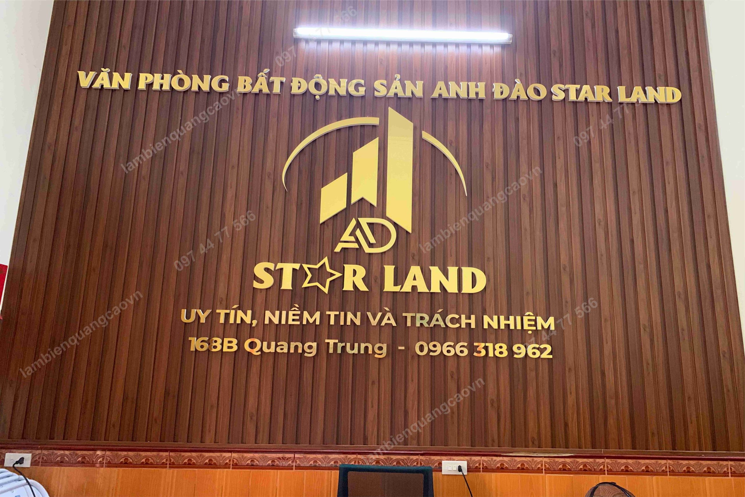 thi cong logo backdrop van phong tai dong anh 2026