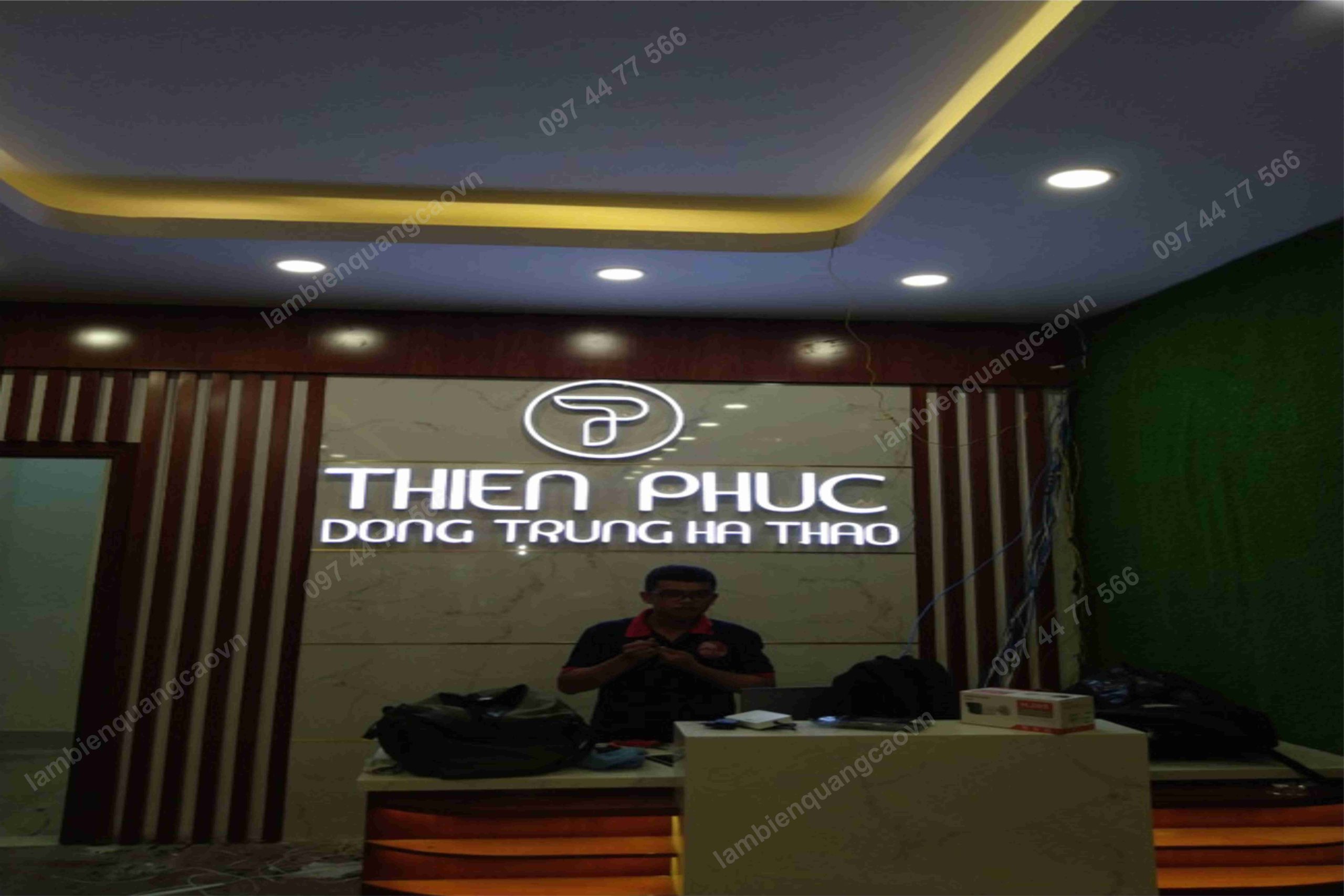 thi cong logo backdrop van phong tai dong anh 2026 uy tin